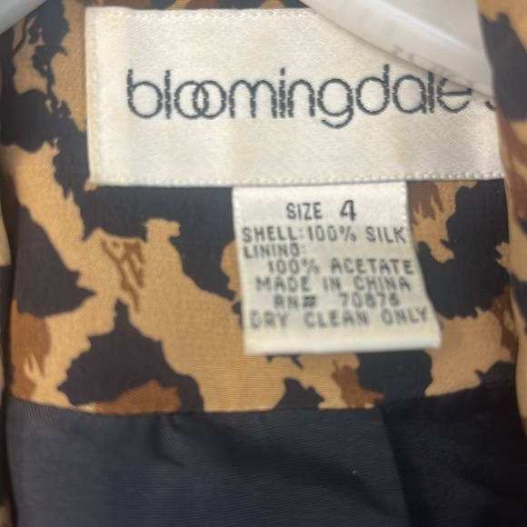 Bloomingdale’s 100% silk lined double breasted blazer. Size 4. - Picture 2 of 7